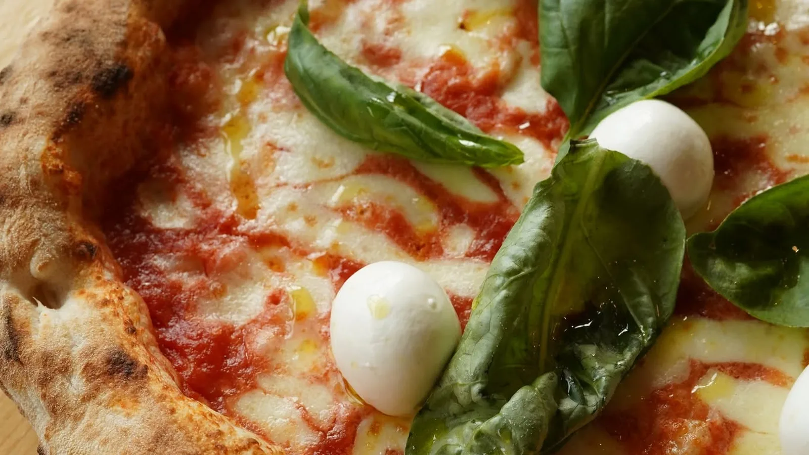 Margherita con ciliegine di bufala e basilico, appena uscita dal forno a legna
