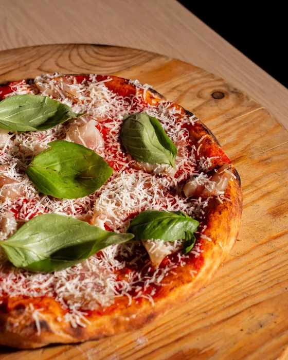 La pizza nel ruoto Che male c'è, con pomodoro San Marzano, guanciale irpino e pecorino