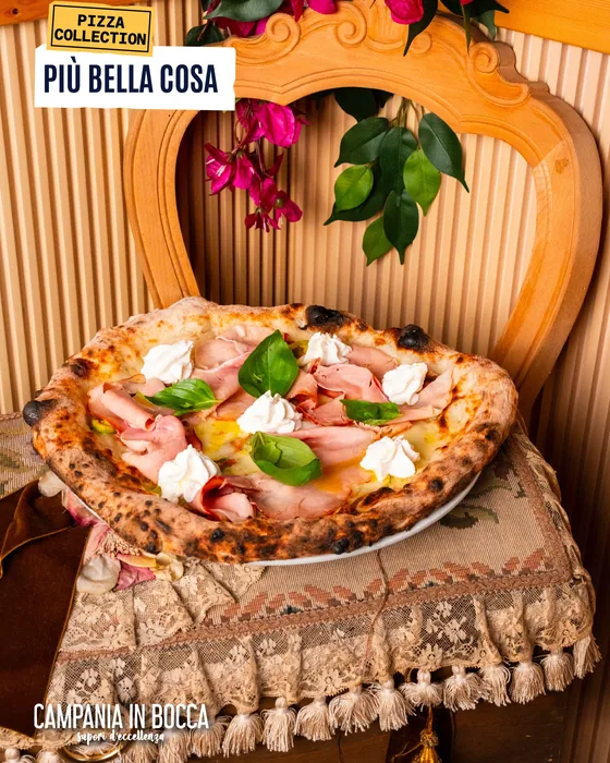 La pizza Più bella cosa: mozzarella di bufala, fiori di zucca marinati e prosciutto cotto arrosto