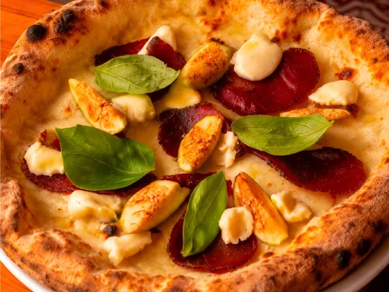 Pizza con speck di bufalo, fichi freschi a spicchi, tomino di pecora e basilico