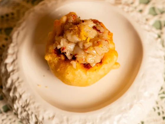 La frittatina di pasta con crema cacio e pepe e tartare di gambero, vista da vicino