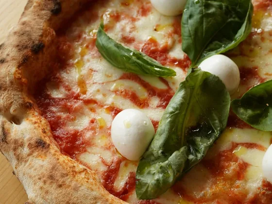 Margherita con ciliegine di bufala e basilico, cornicione alto e ben cotto
