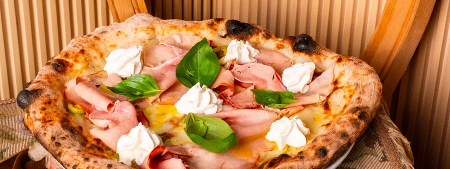 La pizza Più bella cosa vista da vicino: bufala, fiori di zucca e prosciutto cotto arrosto