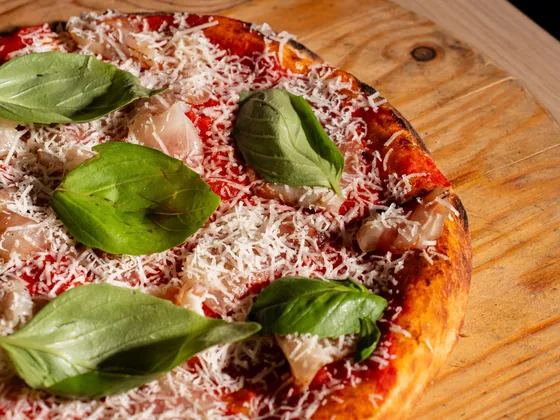 Pizza nel ruoto con pomodoro San Marzano, pecorino grattugiato e basilico
